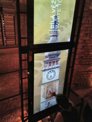 eleonora mulas di 4 l interagisce con la presentazione multimediale